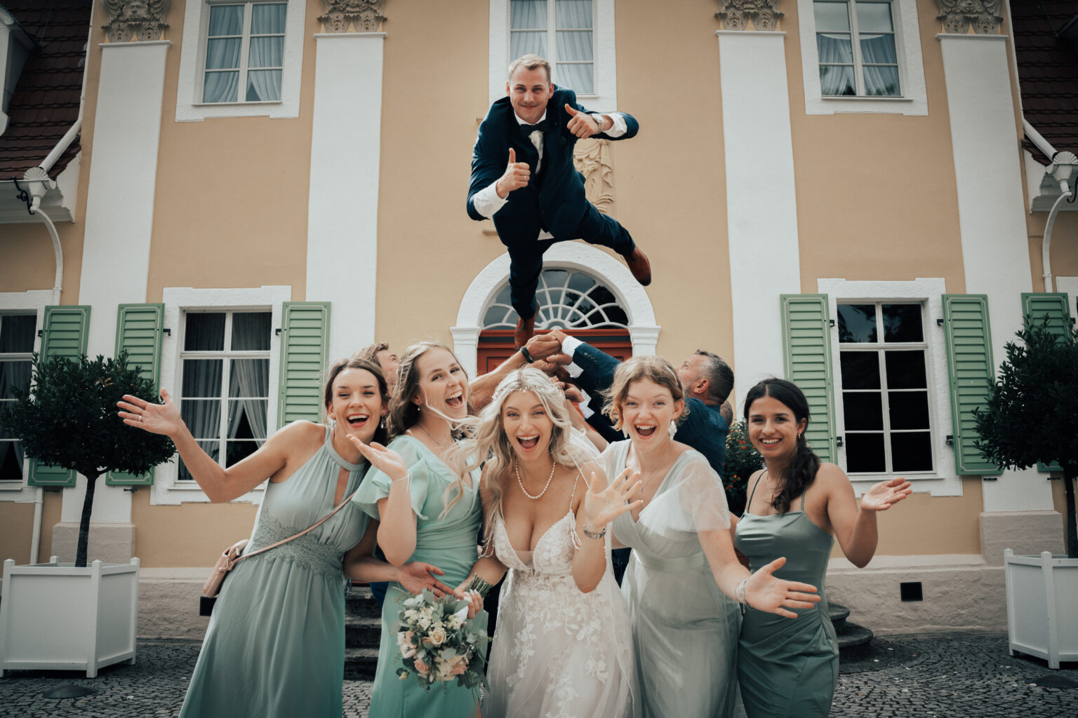 Hochzeitsfotograf aus Sömmerda- Bräutigam hochwurf in Badlangensalza