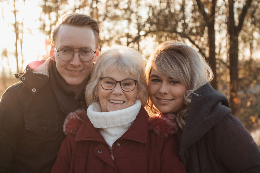 Enkel und Oma Foto