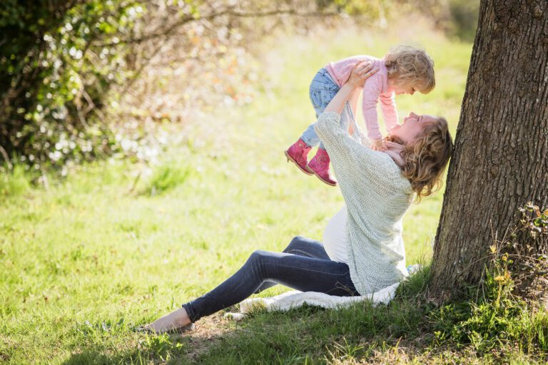 Familienfotografd aus Sömmerda- Mutter und kind am Baum